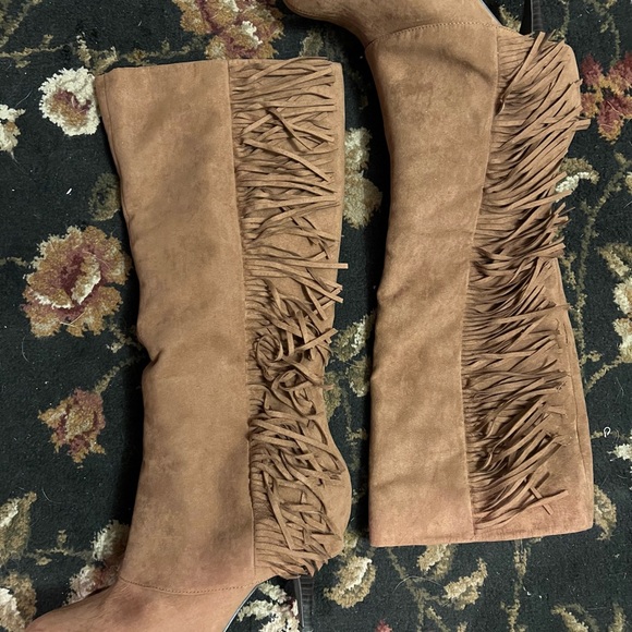 Suede boots with fringe detailing. - Picture 2 of 7